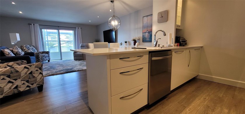 owner says SELL !! STUNNING 1 BEDROOM 1 BATH CONDO with a - photo 6