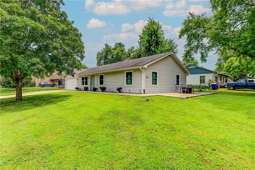Enjoy this adorable, handicap-accessible three bedroom ranch - photo 3