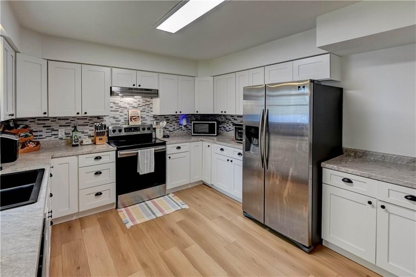 Enjoy this adorable, handicap-accessible three bedroom ranch - photo 10