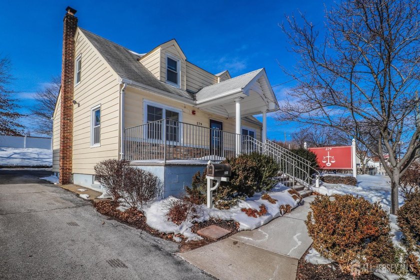 PRIME LOCATION! Well-maintained, spacious, professional office - photo 22