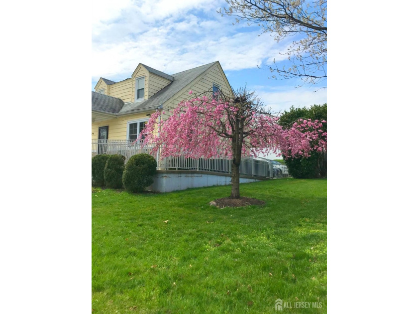 PRIME LOCATION! Well-maintained, spacious, professional office - photo 38