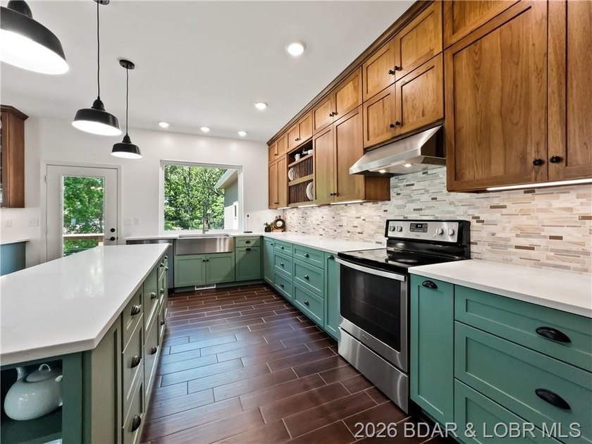 EXTREMELY MOTIVATED SELLER. Nearly flat lakefront yard, acreage - photo 17