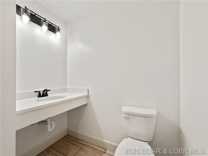 EXTREMELY MOTIVATED SELLER. Nearly flat lakefront yard, acreage - photo 32