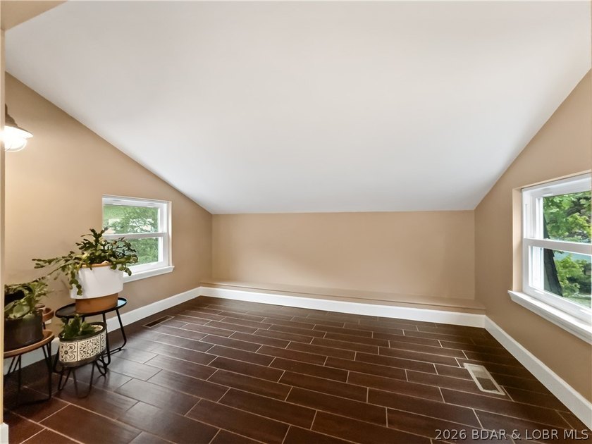 EXTREMELY MOTIVATED SELLER. Nearly flat lakefront yard, acreage - photo 40