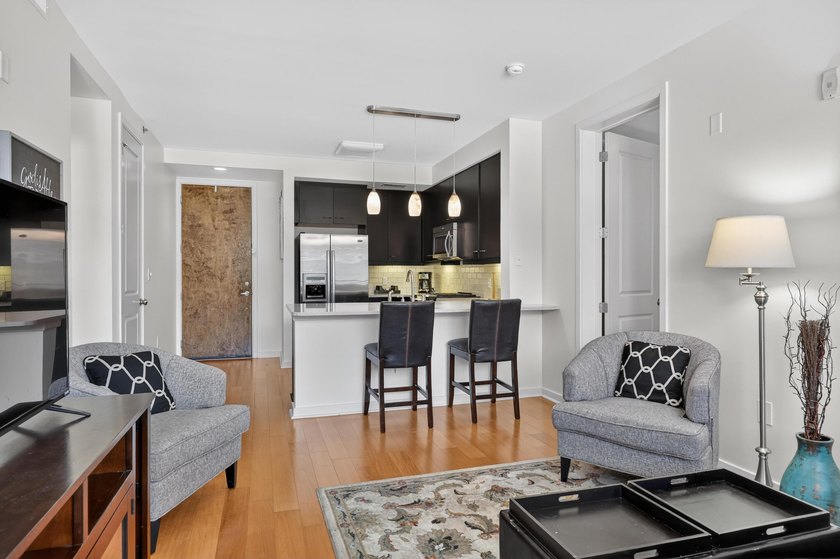 PRICED TO SELL!! This is the ideal condo-home for anyone ready - photo 7