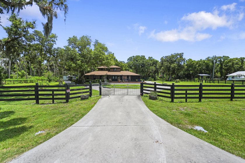 Country Estate with room to expand for all your needs whether - photo 3