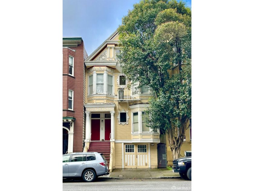 1821 Oak Street is a well-maintained five-unit apartment - photo 2