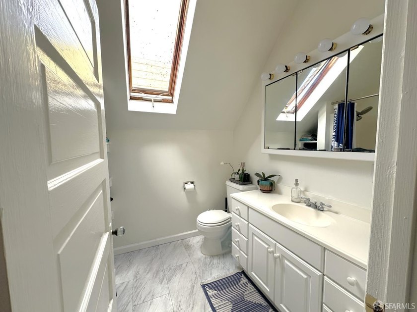 1821 Oak Street is a well-maintained five-unit apartment - photo 4