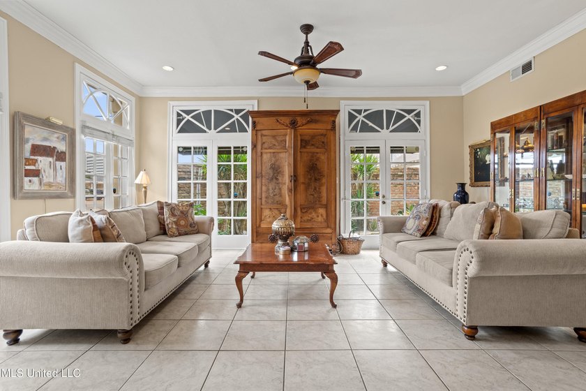 Perfect location and Incredible Opportunity! Beautiful 4 bedroom - photo 2
