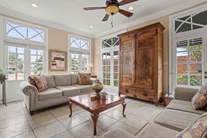 Perfect location and Incredible Opportunity! Beautiful 4 bedroom - photo 3