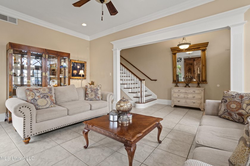 Perfect location and Incredible Opportunity! Beautiful 4 bedroom - photo 4