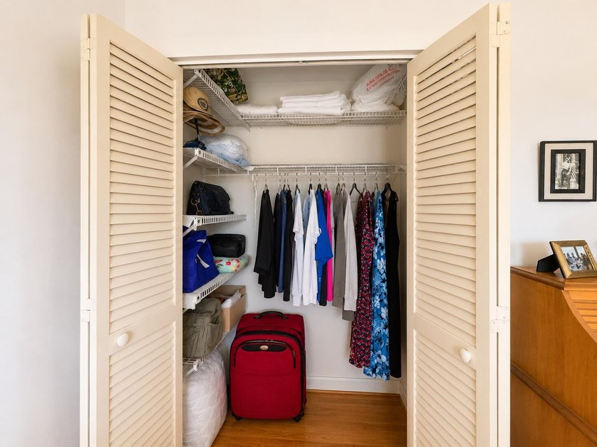 Welcome to this charming 1-bedroom, 1.5-bathroom corner - photo 11