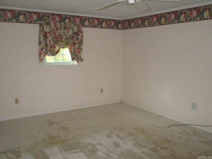 Welcome home to this spacious and well-designed property - photo 15