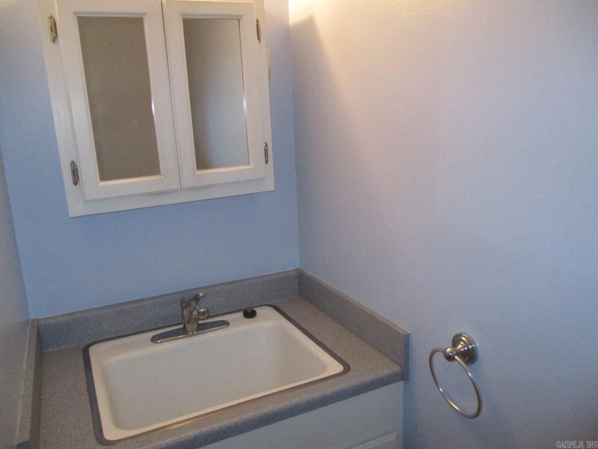 Welcome home to this spacious and well-designed property - photo 22