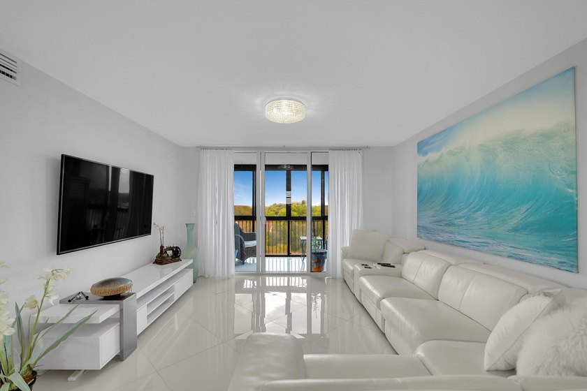 Bright and beautifully updated 3-bedroom residence located on - photo 4