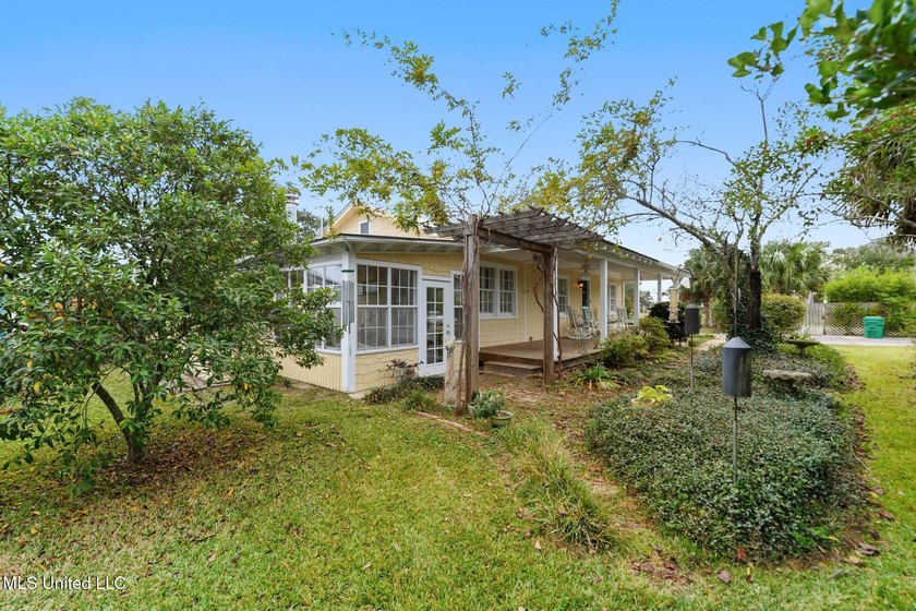 Adorable 1960's cottage in the heart of the Historic District of - photo 2