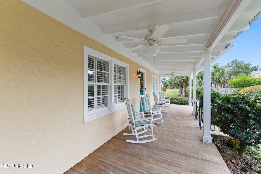 Adorable 1960's cottage in the heart of the Historic District of - photo 3