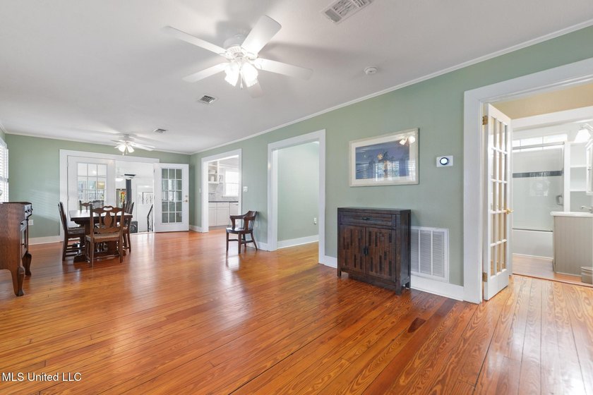 Adorable 1960's cottage in the heart of the Historic District of - photo 7