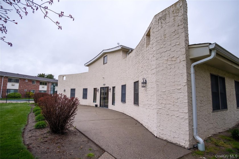 Welcome to this well-maintained unit that offers a comfortable - photo 12