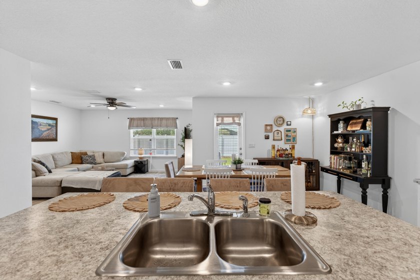 Welcome to 51 Silverthorn Street in Freeport -- a stylish and - photo 31
