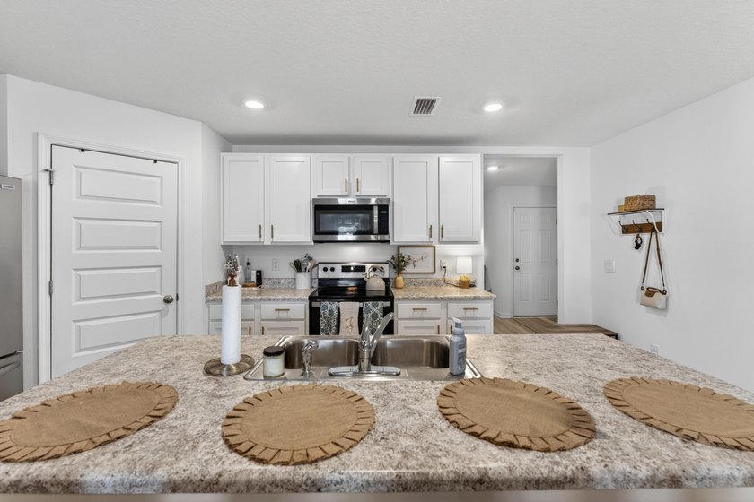 Welcome to 51 Silverthorn Street in Freeport -- a stylish and - photo 33