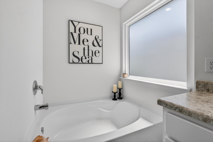 Welcome to 51 Silverthorn Street in Freeport -- a stylish and - photo 46