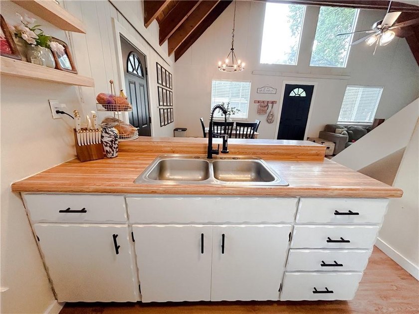 Welcome home to this cute and cozy 2-bedroom, 1-bath property - photo 8