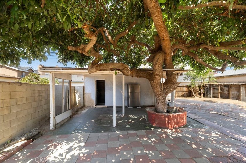 This charming 2-bedroom, 1-bathroom home offers an excellent - photo 20