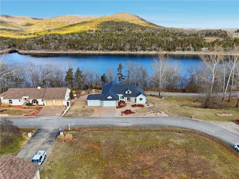 Elegant, updated 1,976 sq ft home offering sweeping views of - photo 4