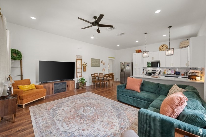 Stunning turnkey home with a fully furnished option available! - photo 7