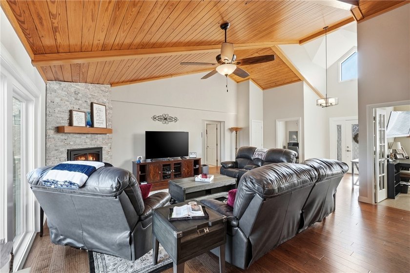 Elegant, updated 1,976 sq ft home offering sweeping views of - photo 8