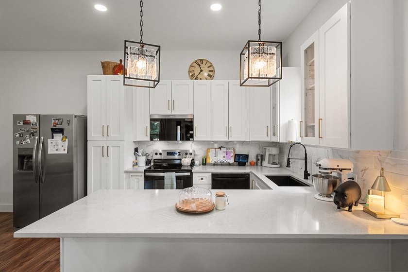 Stunning turnkey home with a fully furnished option available! - photo 9