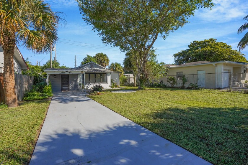Fully updated 3BR/2BA home in historic North Palm Beach with 1 - photo 3