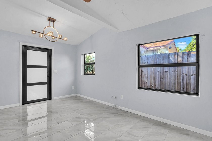 Fully updated 3BR/2BA home in historic North Palm Beach with 1 - photo 6