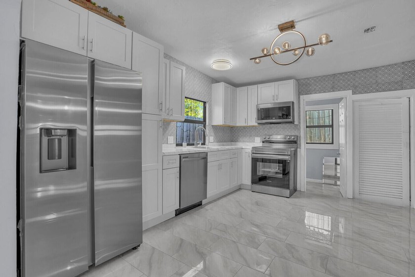 Fully updated 3BR/2BA home in historic North Palm Beach with 1 - photo 10
