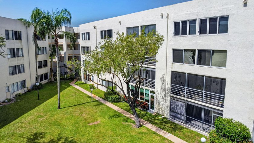 Welcome home to this beautifully maintained first-floor condo - photo 12