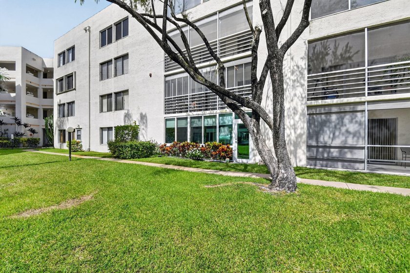 Welcome home to this beautifully maintained first-floor condo - photo 50