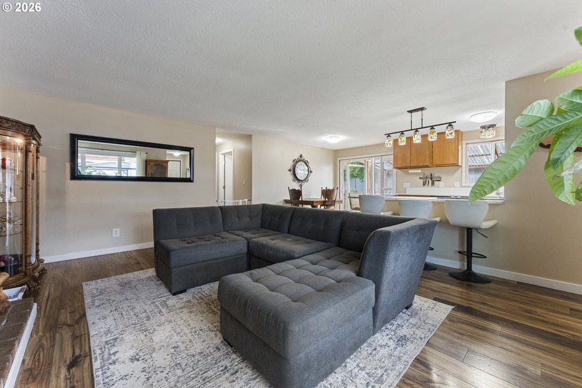 Tastefully updated single-level home in the heart of Coos Bay! - photo 12