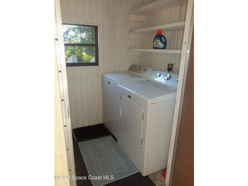 Here is a 24' x 38' Fleetwood home freshly painted light and - photo 12