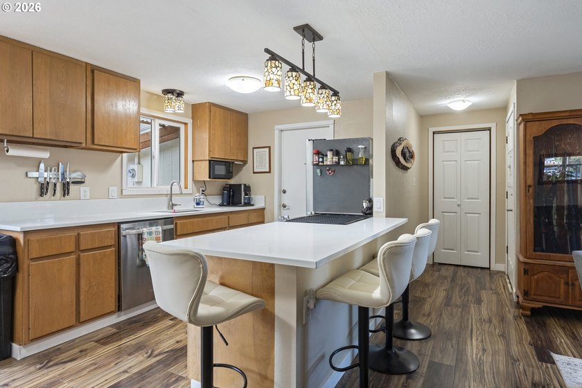Tastefully updated single-level home in the heart of Coos Bay! - photo 14