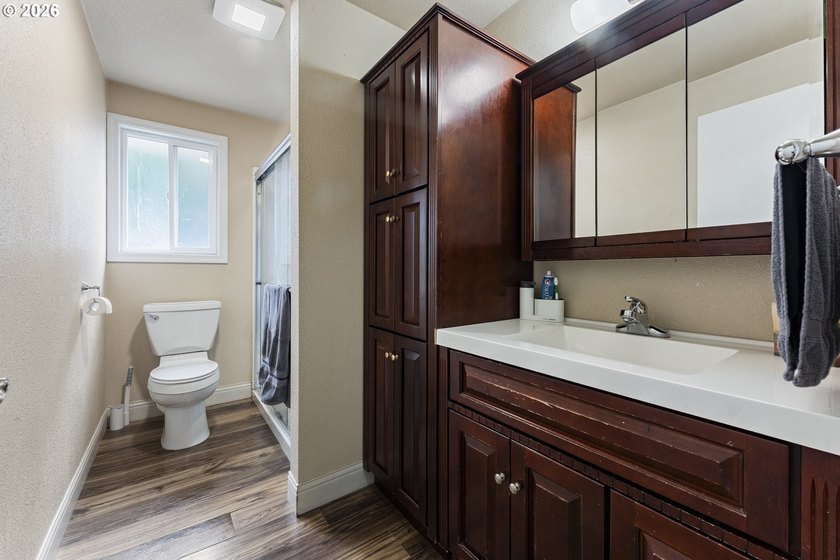 Tastefully updated single-level home in the heart of Coos Bay! - photo 16