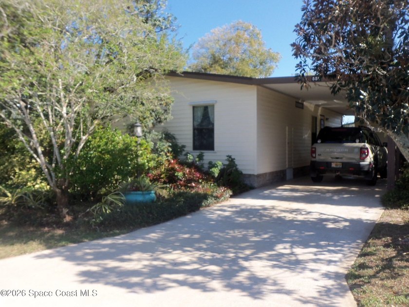 Here is a 24' x 38' Fleetwood home freshly painted light and - photo 16