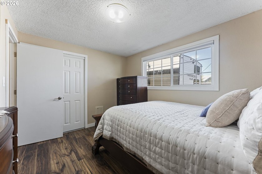 Tastefully updated single-level home in the heart of Coos Bay! - photo 23