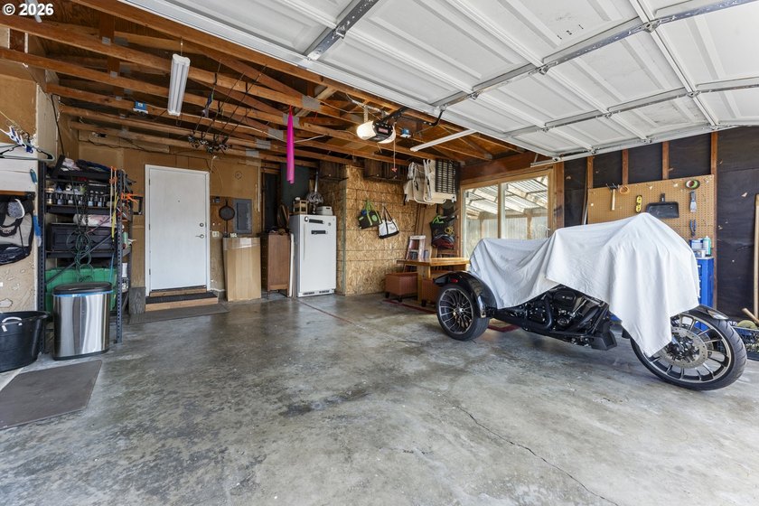 Tastefully updated single-level home in the heart of Coos Bay! - photo 27