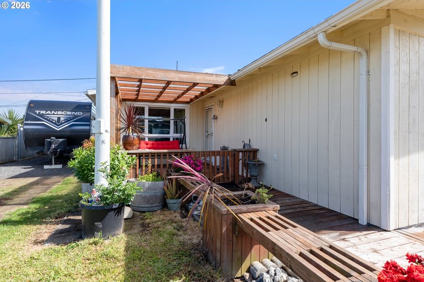 Tastefully updated single-level home in the heart of Coos Bay! - photo 29