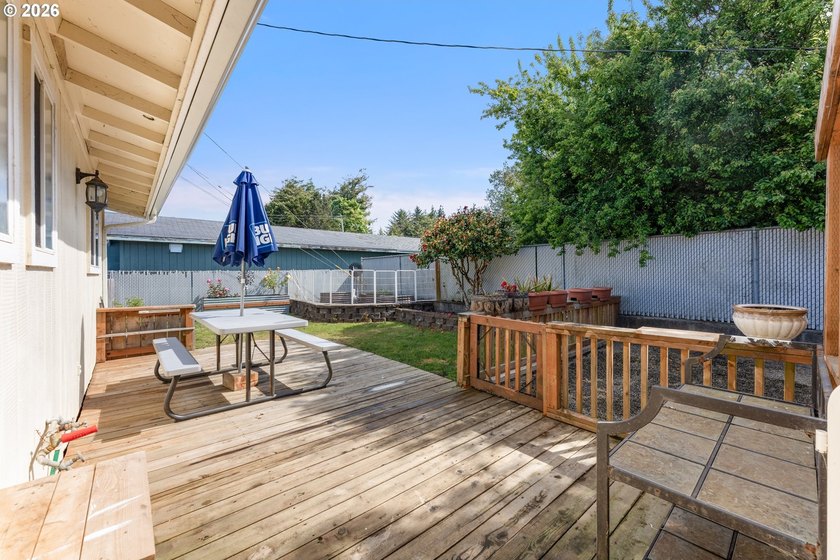 Tastefully updated single-level home in the heart of Coos Bay! - photo 32