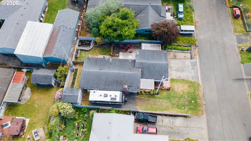 Tastefully updated single-level home in the heart of Coos Bay! - photo 35