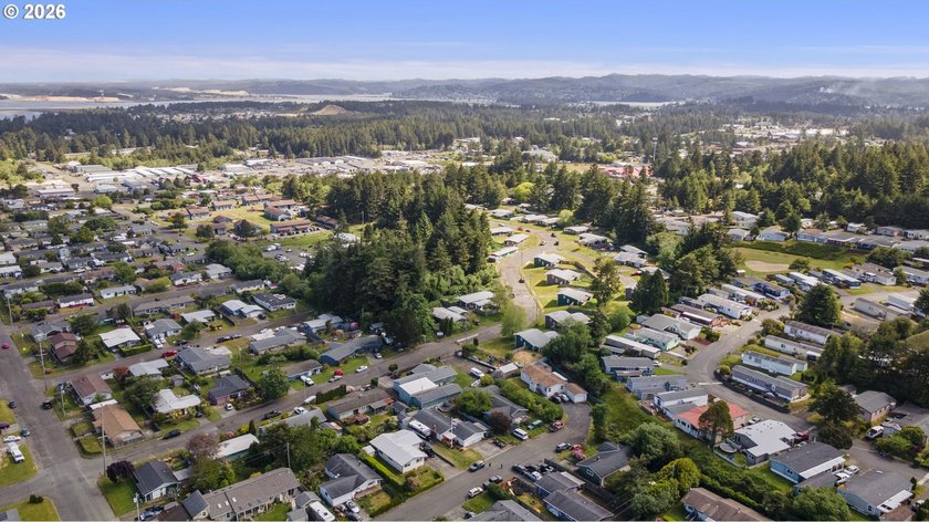 Tastefully updated single-level home in the heart of Coos Bay! - photo 36