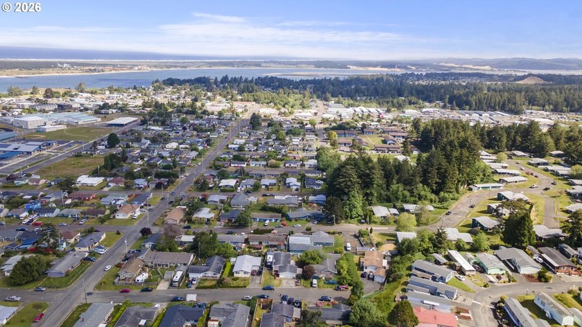Tastefully updated single-level home in the heart of Coos Bay! - photo 37
