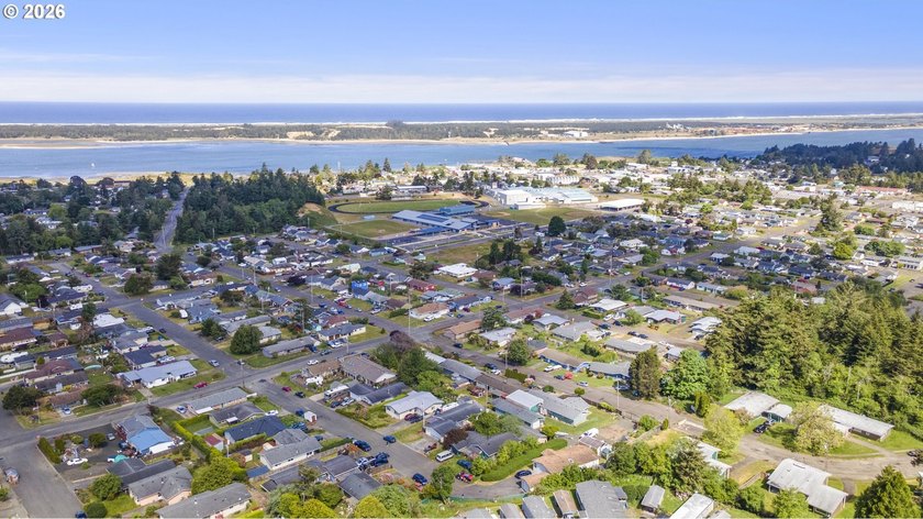 Tastefully updated single-level home in the heart of Coos Bay! - photo 38